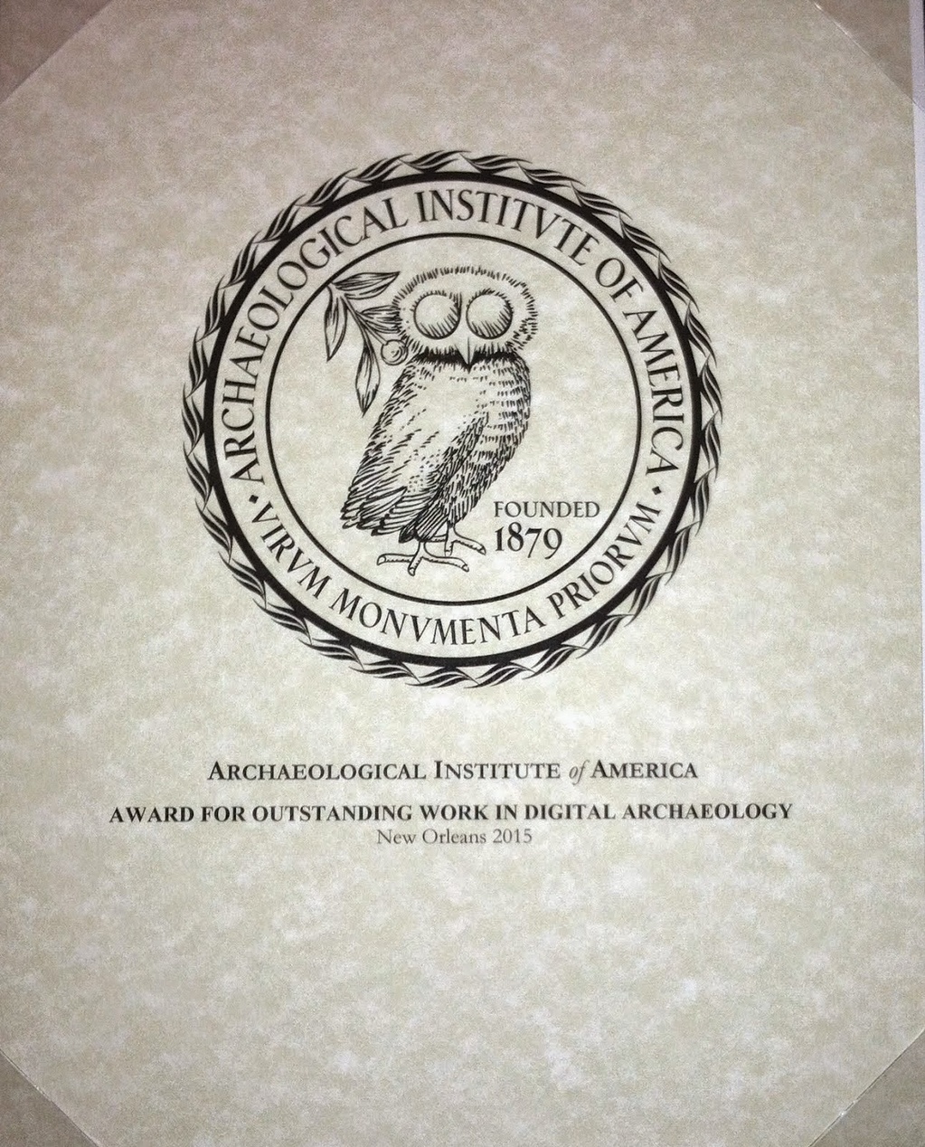 Ein Preis-Zertifikat des Archaeological Institute of America mit ihrem Eulen-Logo für herausragende Arbeit in der digitalen Archäologie.