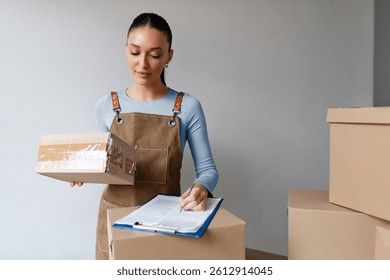 Frau prüft Lieferdokumente und Pakete, symbolisiert Logistikworkflow.